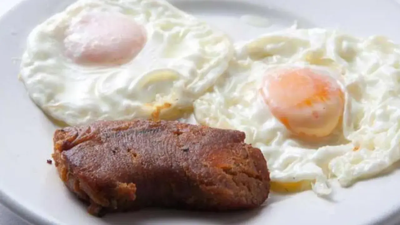 Dos huevos fritos y un trozo de morcilla, un clásico de la comida típica de Salamanca.
