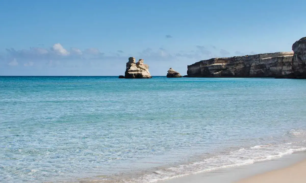 Acque cristalline e scogliere suggestive vicino alla Torre dell'Orso.