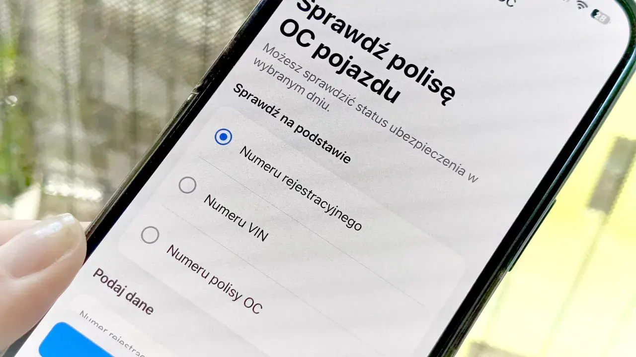 Aplikacja na telefonie pomaga sprawdzić, jak sprawdzić czy jestem ubezpieczony, oferując opcje sprawdzenia polisy OC pojazdu po numerze rejestracyjnym, VIN lub numerze polisy.