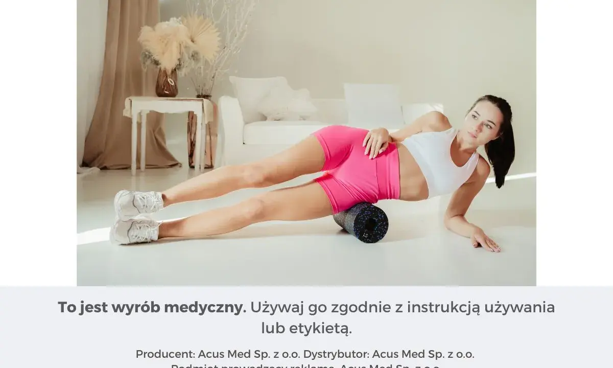 Kobieta wykonuje rolowanie po bieganiu na wałku do masażu.