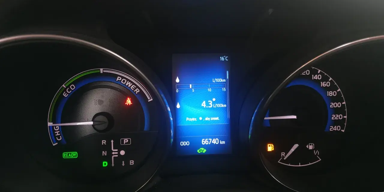 Toyota Auris Hybrid: Bak 45 czy 55 litrów? Zasięg zaskakuje!
