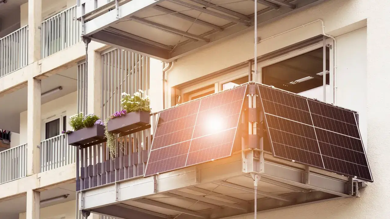 Balkonkraftwerk mit Speicher anmelden: Solarmodule auf einem Balkon, daneben Blumenkästen.