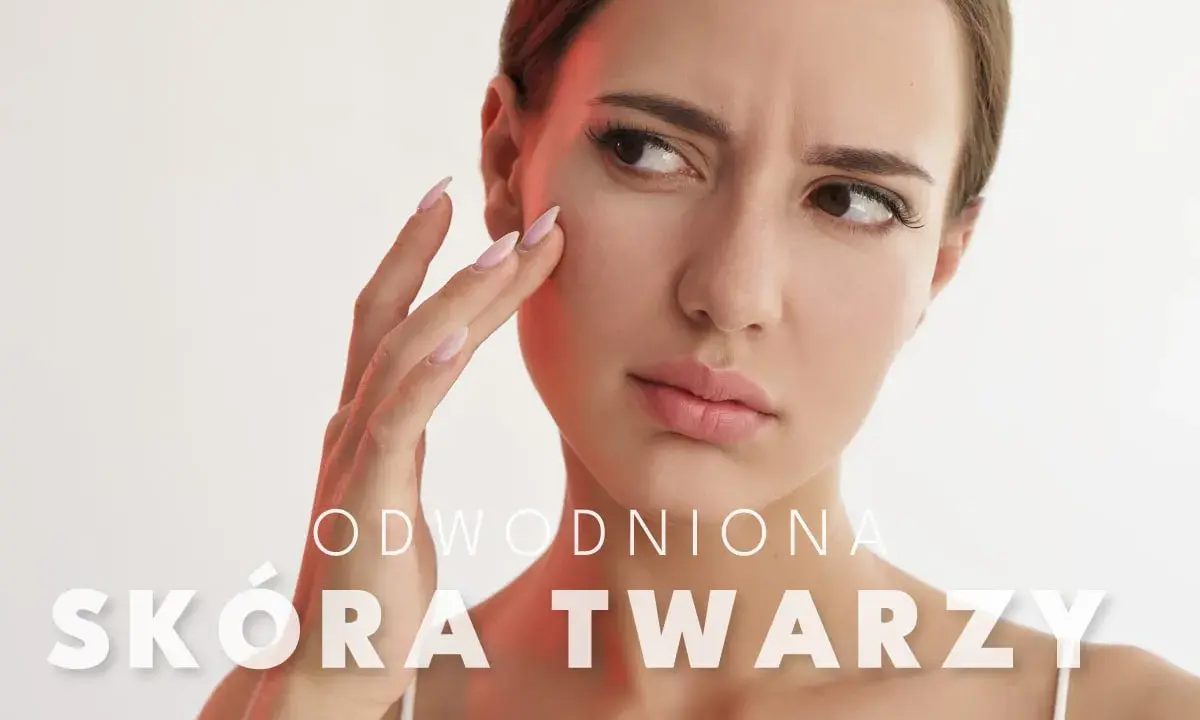 Kobieta zmartwiona stanem swojej odwodnionej skóry twarzy, dotyka policzka.