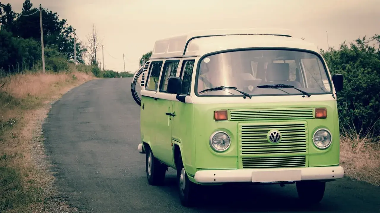 Zielona Volkswagen T2 na drodze, symbol wolności i zmiana przeznaczenia pojazdu w kampera.