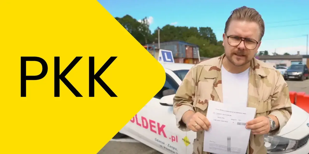 Mężczyzna w okularach trzyma dokument z napisem "Numer PKK". W tle biały samochód z literą L.