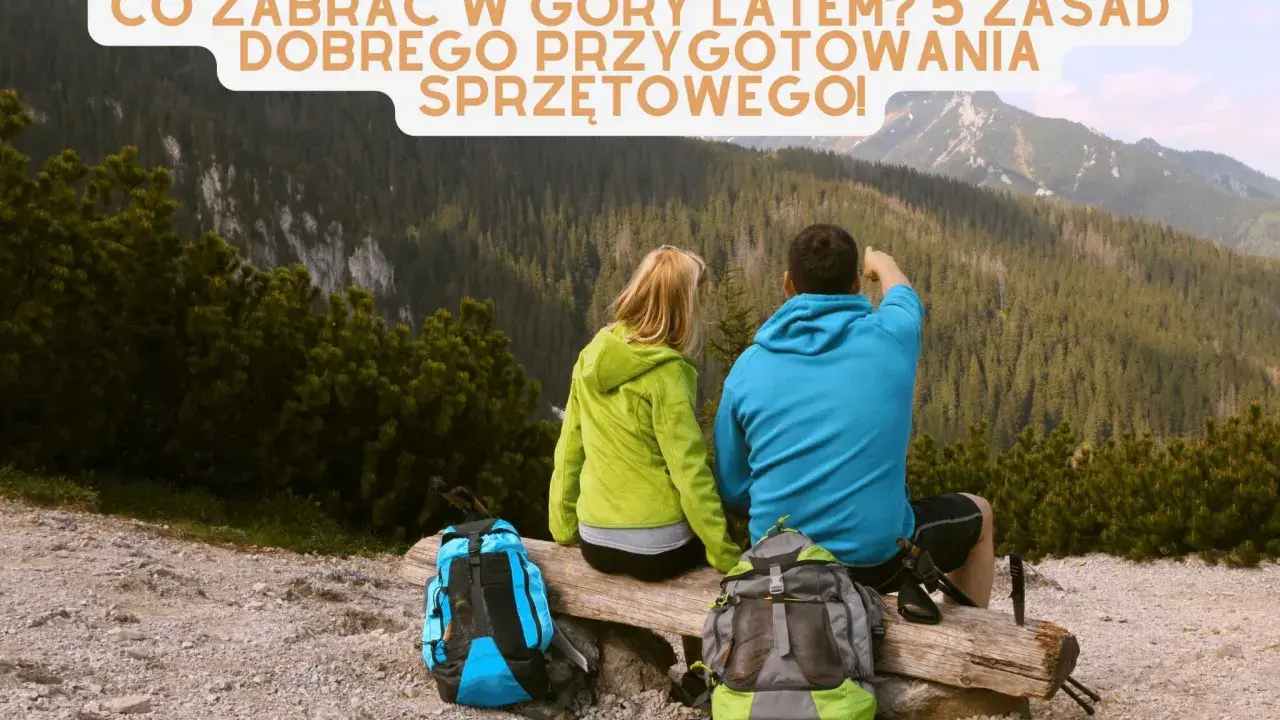 Para wybrać co zabrać w góry latem, lista sprzętu jest kluczowa. Para turystów z plecakami podziwia widok.