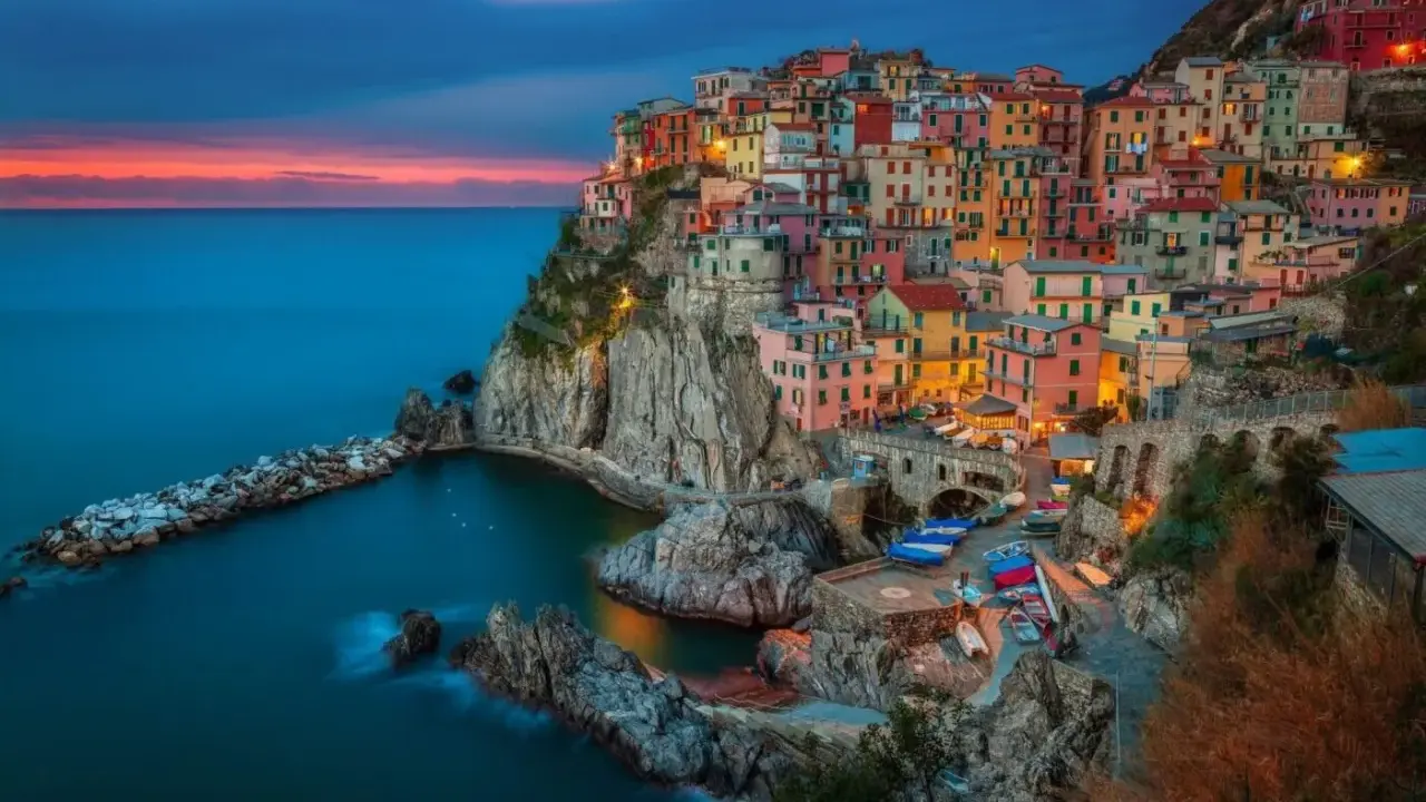 Kolorowe domy Cinque Terre na klifie nad morzem, idealne miejsce, gdzie do Włoch na wakacje.