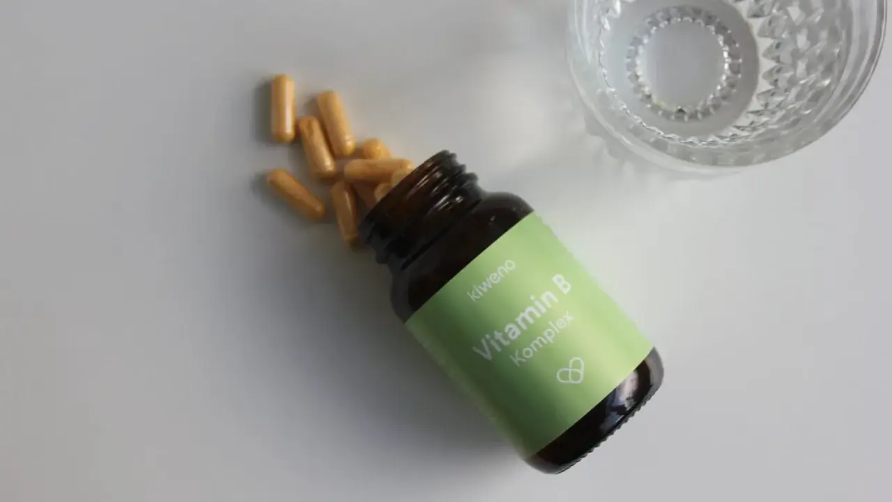 Brauchen Sie einen Energieschub? Hier ist ein Vitamin B-Komplex, wann einnehmen? Mit einem Glas Wasser bereit.