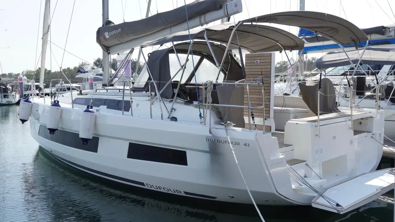 Un voilier Dufour 41 amarré, prêt pour l'aventure. Les avis sur ce modèle Dufour 36 classic sont élogieux.