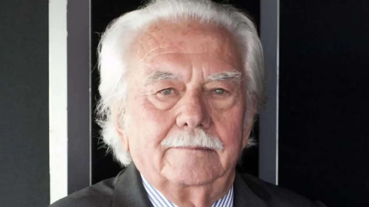 Ritratto di Alberto Rosa, saggista con folti capelli bianchi e baffi.