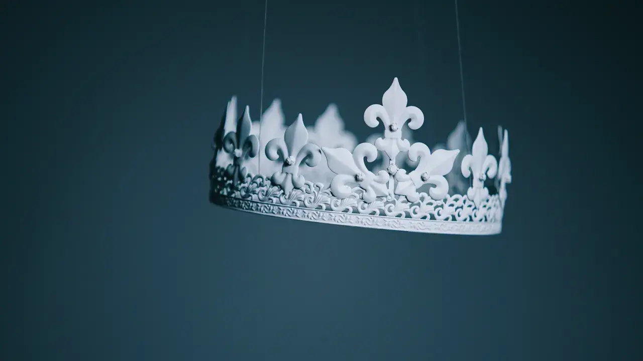 Biała korona z liliami, zawieszona na nitce. Czy to symbol władzy, czy może elżbieta rakuszanka ciekawostki o królewskich ozdobach?