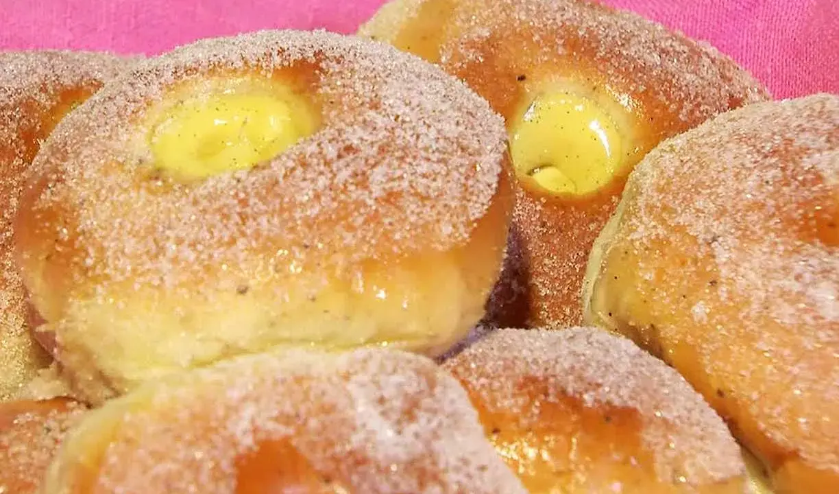 Färska vaniljbullar med socker och vaniljkräm. Ett härligt recept för fikat!