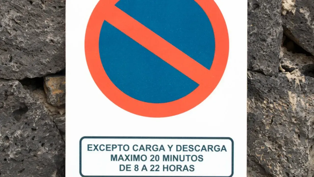 Señal de prohibido estacionar, excepto carga y descarga 20 min (8-22h). Evita la multa por carga y descarga.
