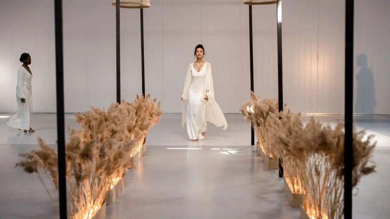 Elegancka biała suknia, idealna na ślub. Jakie rajstopy do białej sukienki? Modelka prezentuje styl boho.