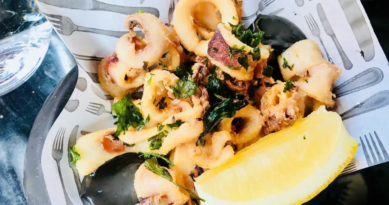 Krispig friterad bläckfisk med citron och persilja. Enkel men god rätt som får bra spanjorskan recensioner.
