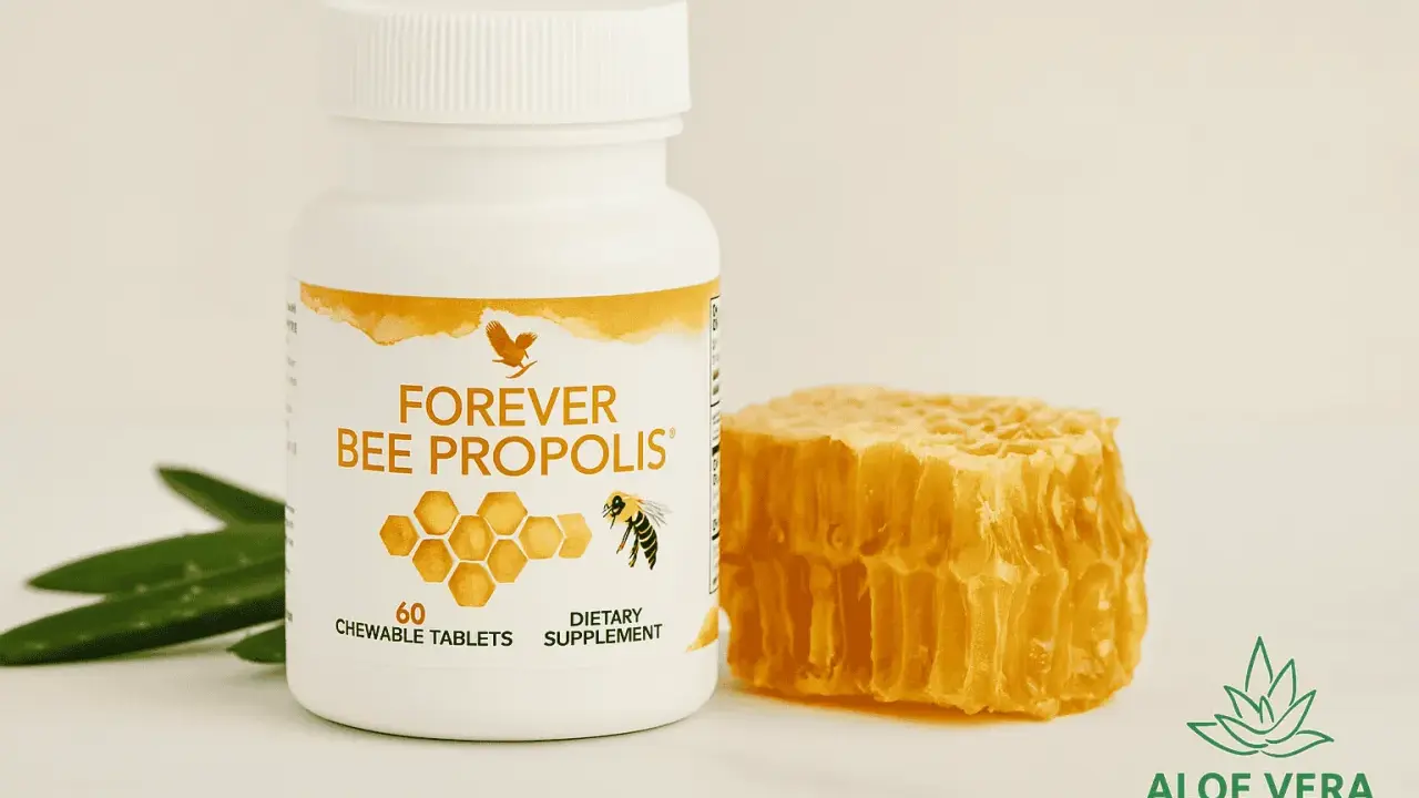 Biała butelka z napisem "FOREVER BEE PROPOLIS", obok plastra miodu i liści aloesu. Naturalne wsparcie na zawsze.