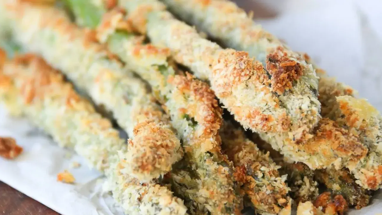 Espárragos verdes crujientes empanados, perfectos para tus recetas de esparragos verdes.