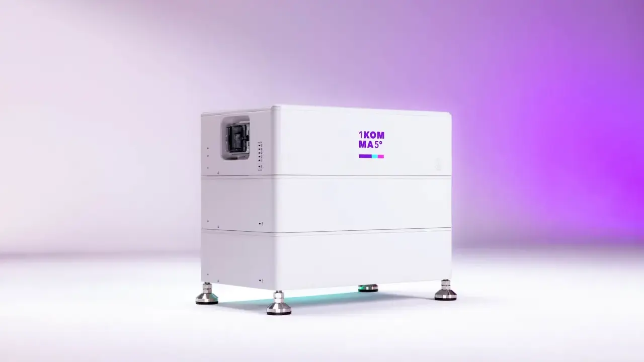 En vit, stapelbar energilagringsenhet med texten "1KOM MA5°" och färgade staplar. Denna solaredge batteri är redo att revolutionera din energihantering.