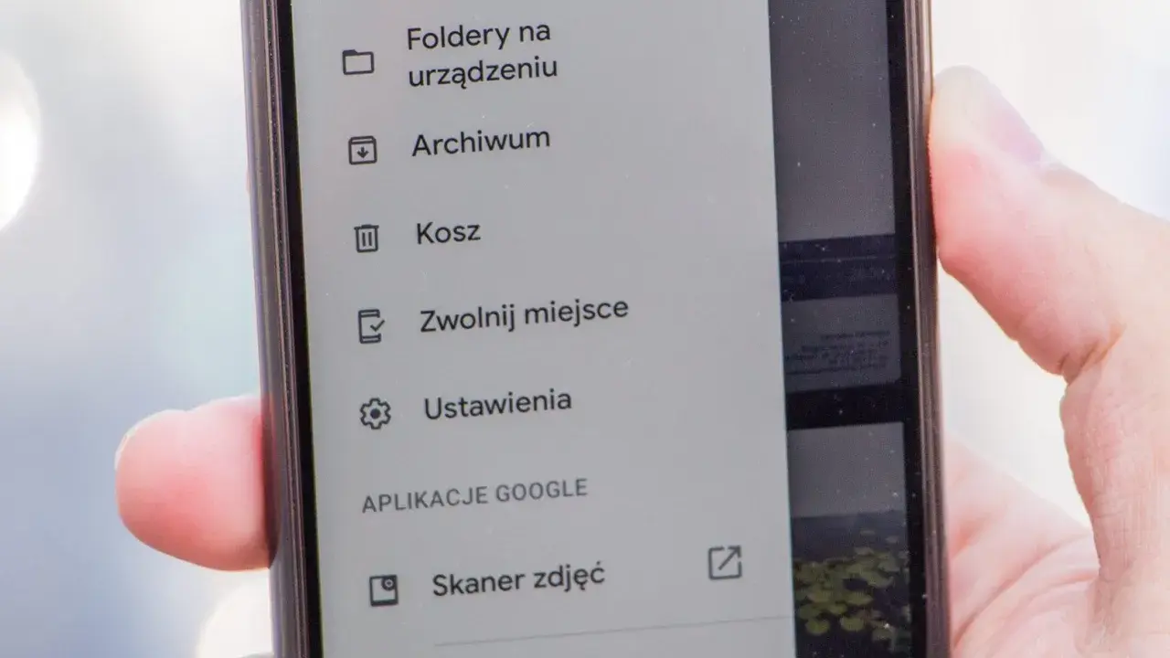 Menu telefonu pokazuje opcje: Foldery, Archiwum, Kosz, Zwolnij miejsce, Ustawienia. Gdzie jest kosz w telefonie? Tutaj!