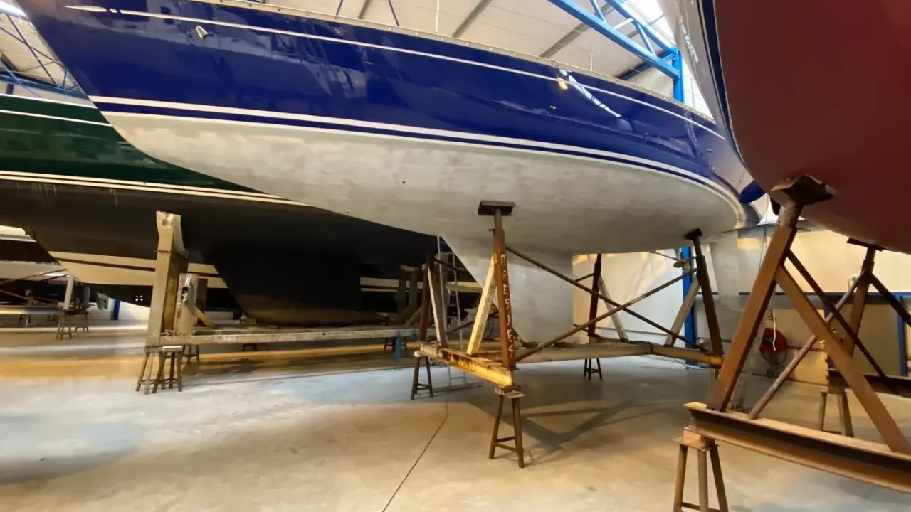Bateaux bleus et rouges sur des supports, prêts pour l'application d'époxy. Apprenez comment utiliser l'époxy pour une finition durable.