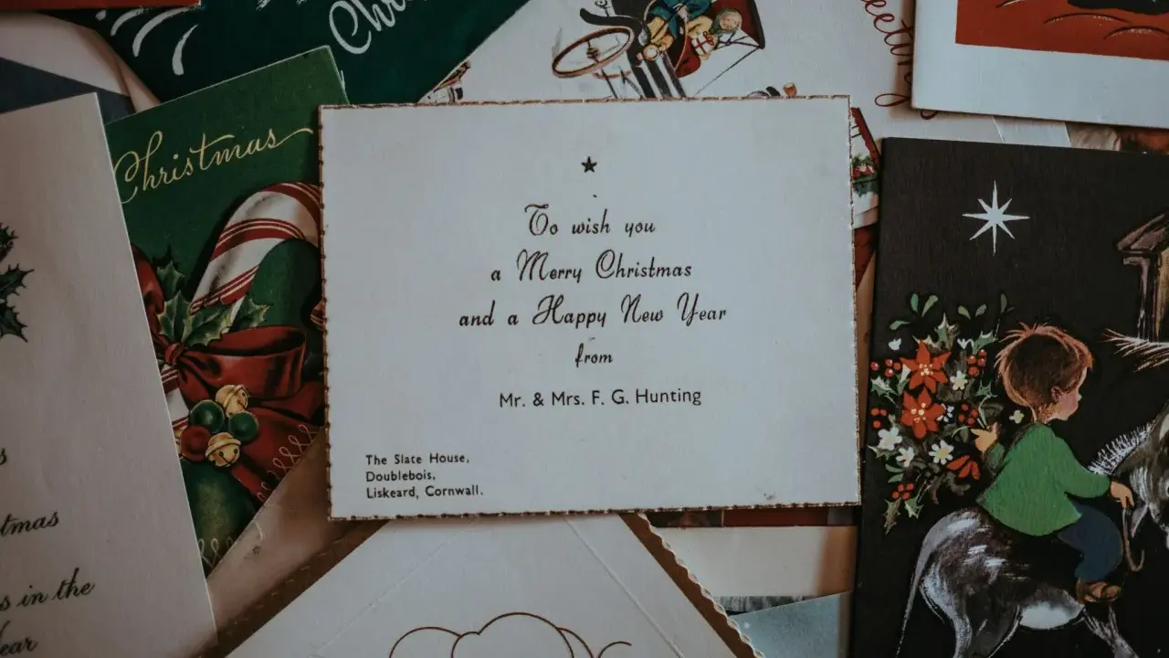 Stare kartki świąteczne, w tym zaproszenie z życzeniami "Merry Christmas and a Happy New Year" od Mr. & Mrs. F. G. Hunting.
