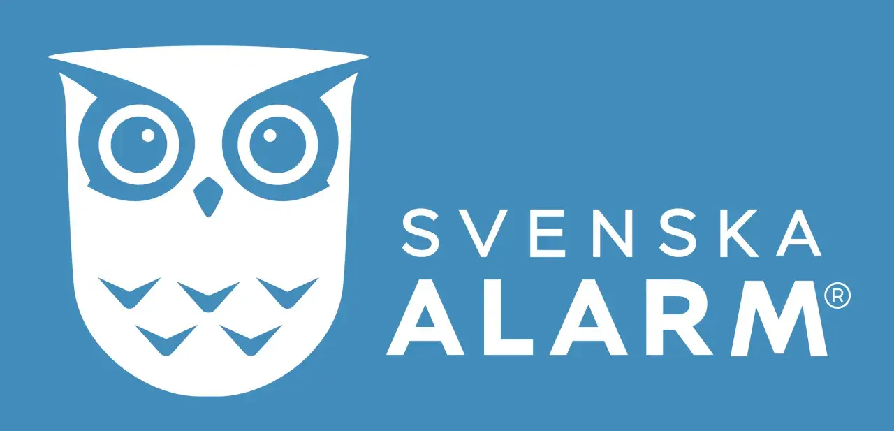 Vit uggla med texten SVENSKA ALARM. En logotyp som kan ge intrycket av en bluff.