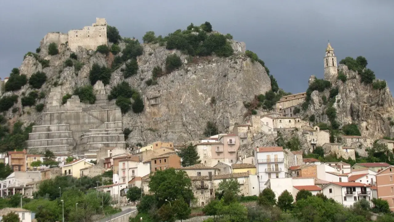 Panoramica di Bagnoli del Trigno, con case aggrappate alla roccia e un castello in cima.