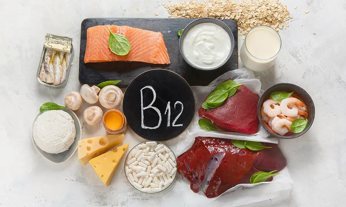 B12-reiche Lebensmittel wie Fisch, Fleisch, Eier, Milchprodukte und Pilze. Welches B12 wird am besten aufgenommen? Die Aufnahme hängt von der Form ab.