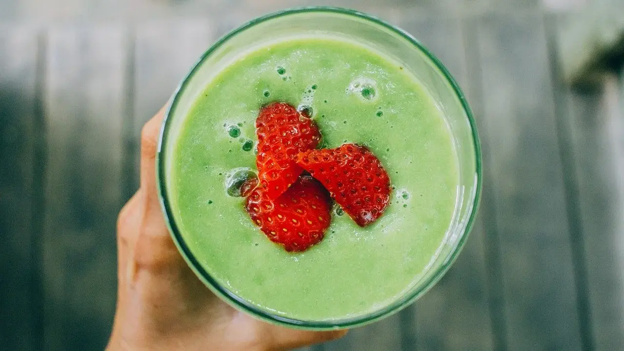 Zielone smoothie z truskawkami, idealne na zdrowe śniadanie. Inspiracja dla przepisów na zielone smoothie.
