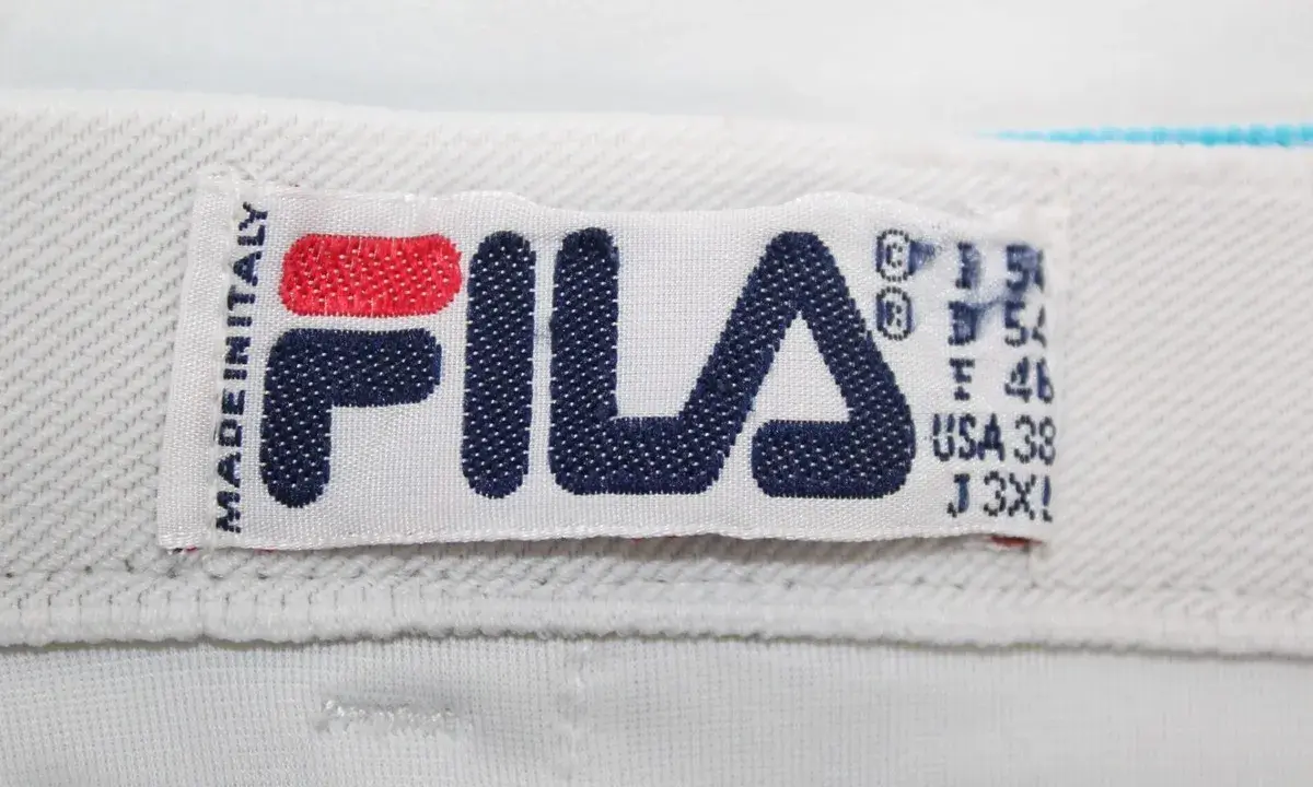 Oryginalna metka Fila z napisem "MADE IN ITALY" i rozmiarem J 3XL.