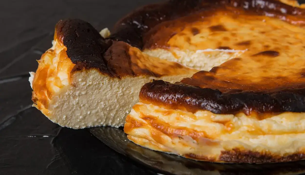 Sernik z opadniętym środkiem, z przypaloną skórką, wygląda apetycznie. Czy to przez temperaturę pieczenia, dlaczego sernik opada?