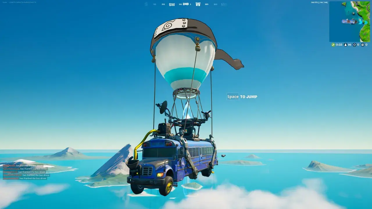 Niebieski autobus Battle Bus z baloniem w stylu Naruto unosi się nad wyspami. Gracze Fortnite gry online czekają na skok.