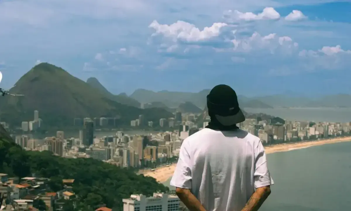 Widok na Rio de Janeiro z góry. Czy Brazylia jest bezpieczna? Miasto rozciąga się aż po horyzont, a plaża zachęca do odpoczynku.