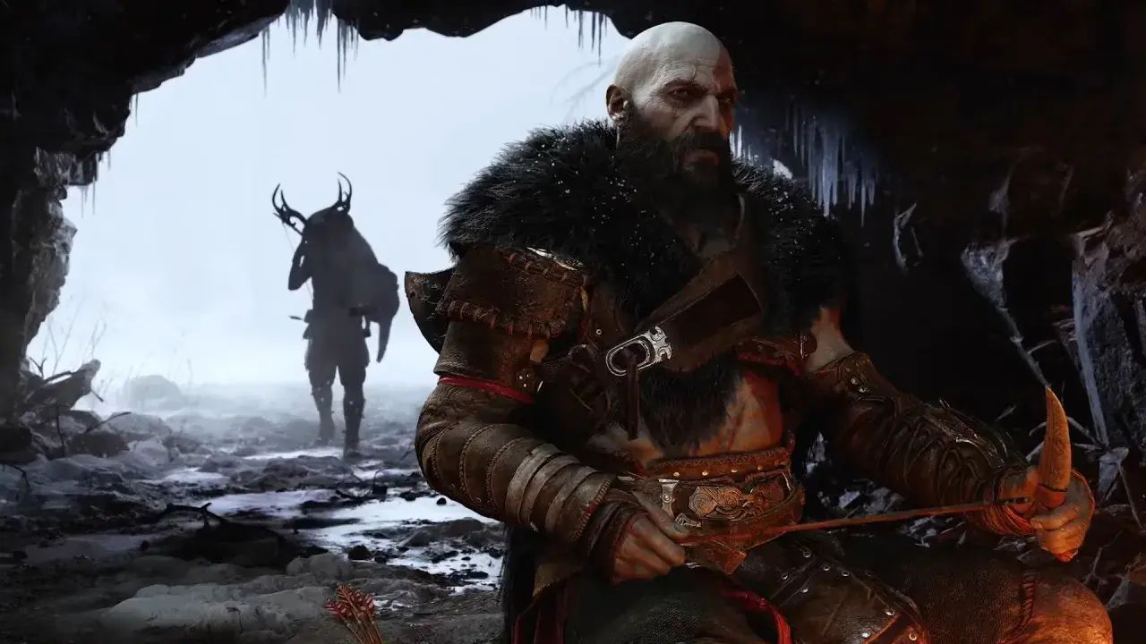 Kratos w jaskini, przygotowuje łuk. W tle postać z rogami. God of War Ragnarök - poradnik.
