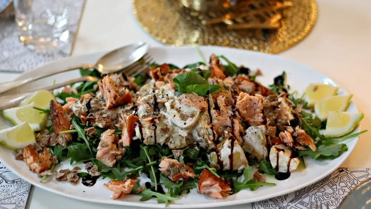 En lyxig sallad till buffé med lax, potatis, ruccola och citronklyftor. En festlig rätt som passar perfekt för alla tillfällen.