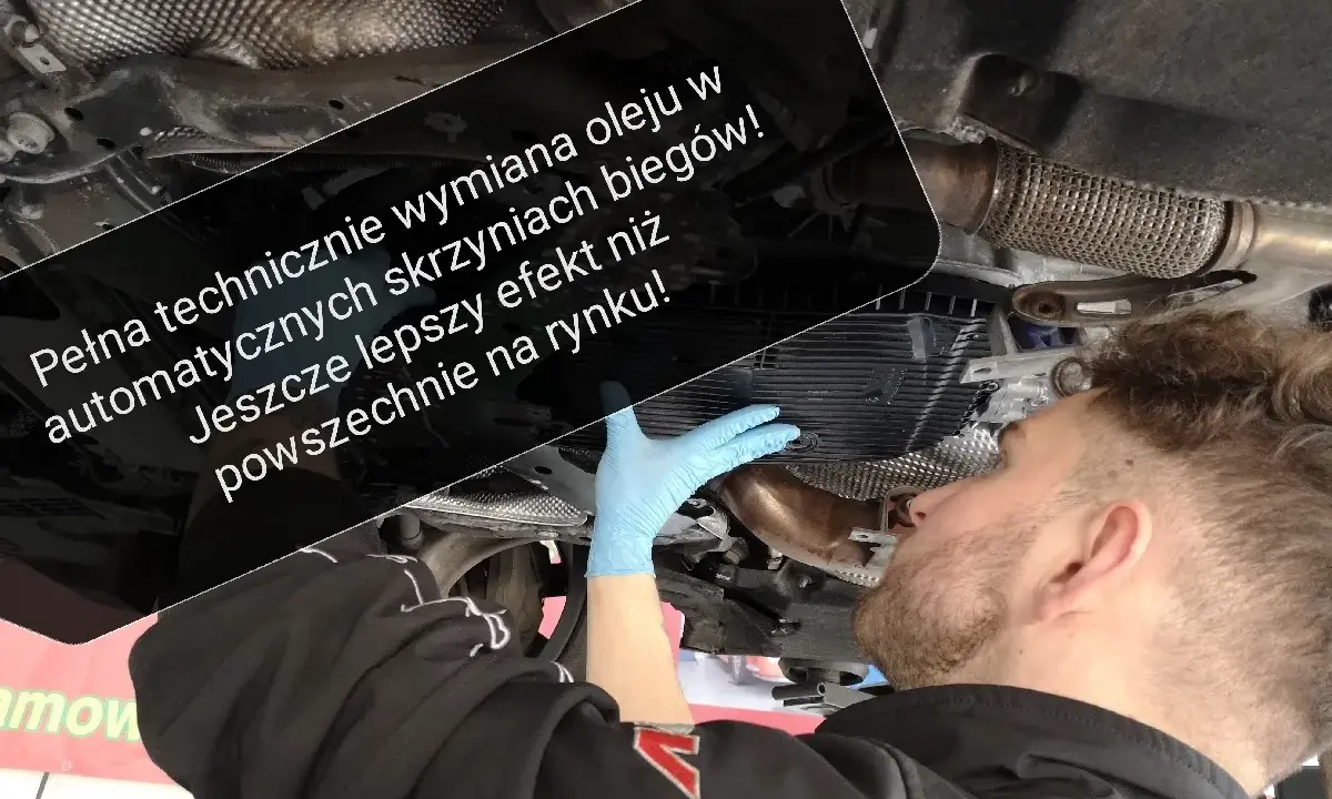 Mechanik w niebieskiej rękawiczce dokonuje wymiany oleju w automatycznej skrzyni biegów, zapewniając lepszy efekt niż standardowe rozwiązania.