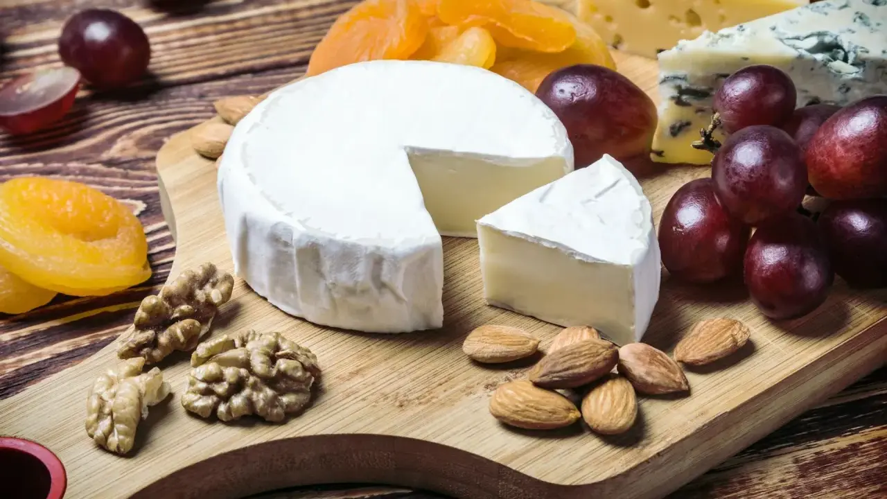 Pyszny camembert, winogrona, orzechy i suszone morele. Zastanawiasz się, ile kalorii ma camembert?