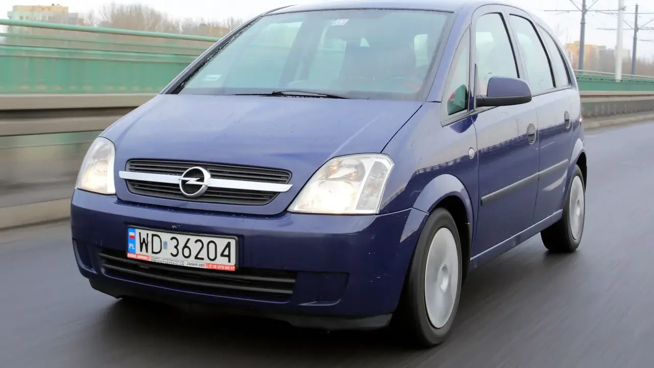 Niebieski Opel Meriva 1.7 CDTI jedzie po moście.