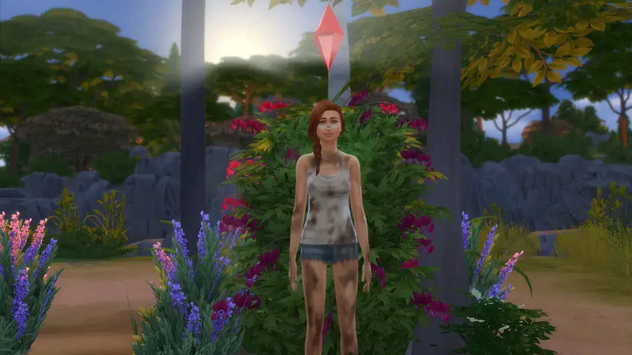 Symulacja życia w The Sims 4 z mod na cenzurę. Simka w brudnych ubraniach stoi przed krzakiem z kwiatami.