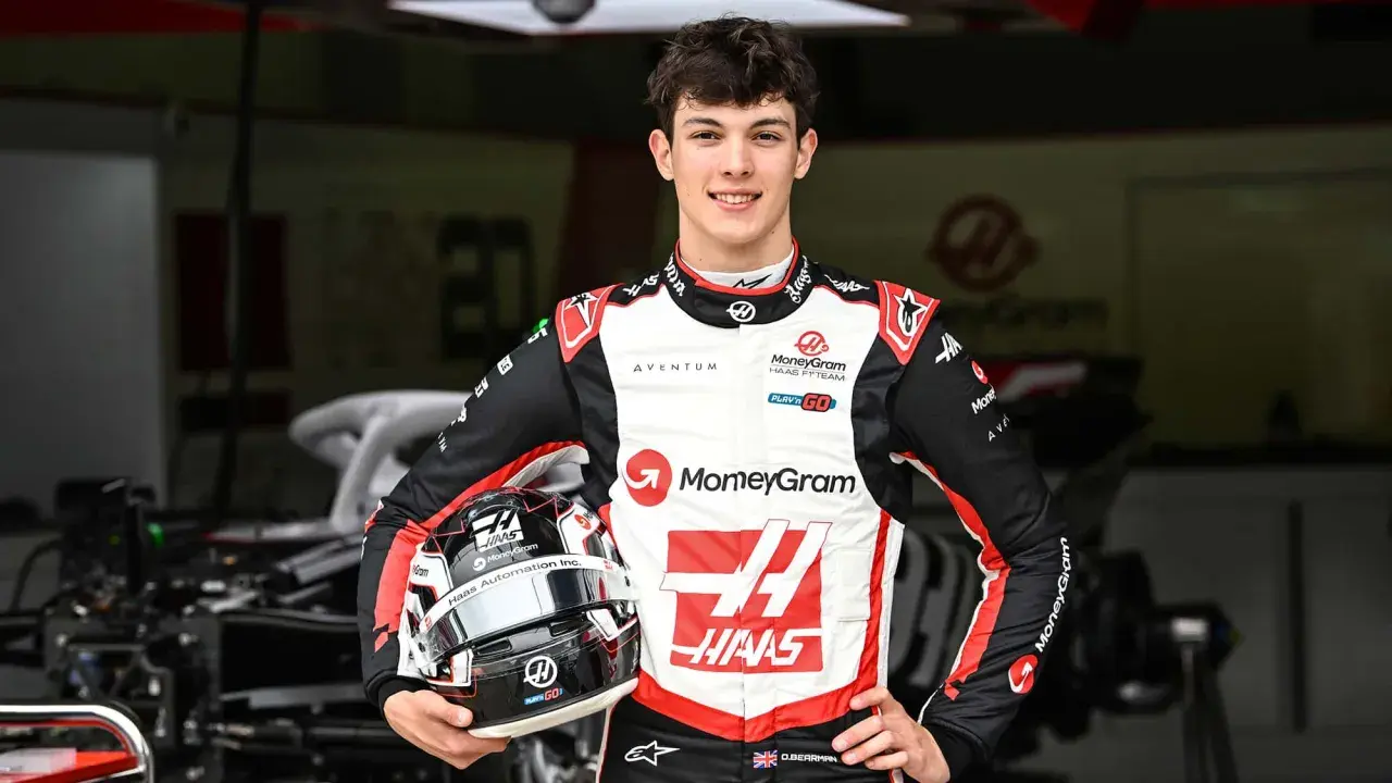 Oliver Bearman, junger Rennfahrer im Haas F1 Team, hält seinen Helm in der Hand.