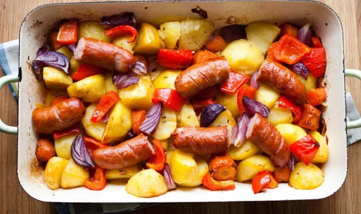 Pyszna kiełbasa z piekarnika z ziemniakami, papryką i cebulą w jednej blaszce.