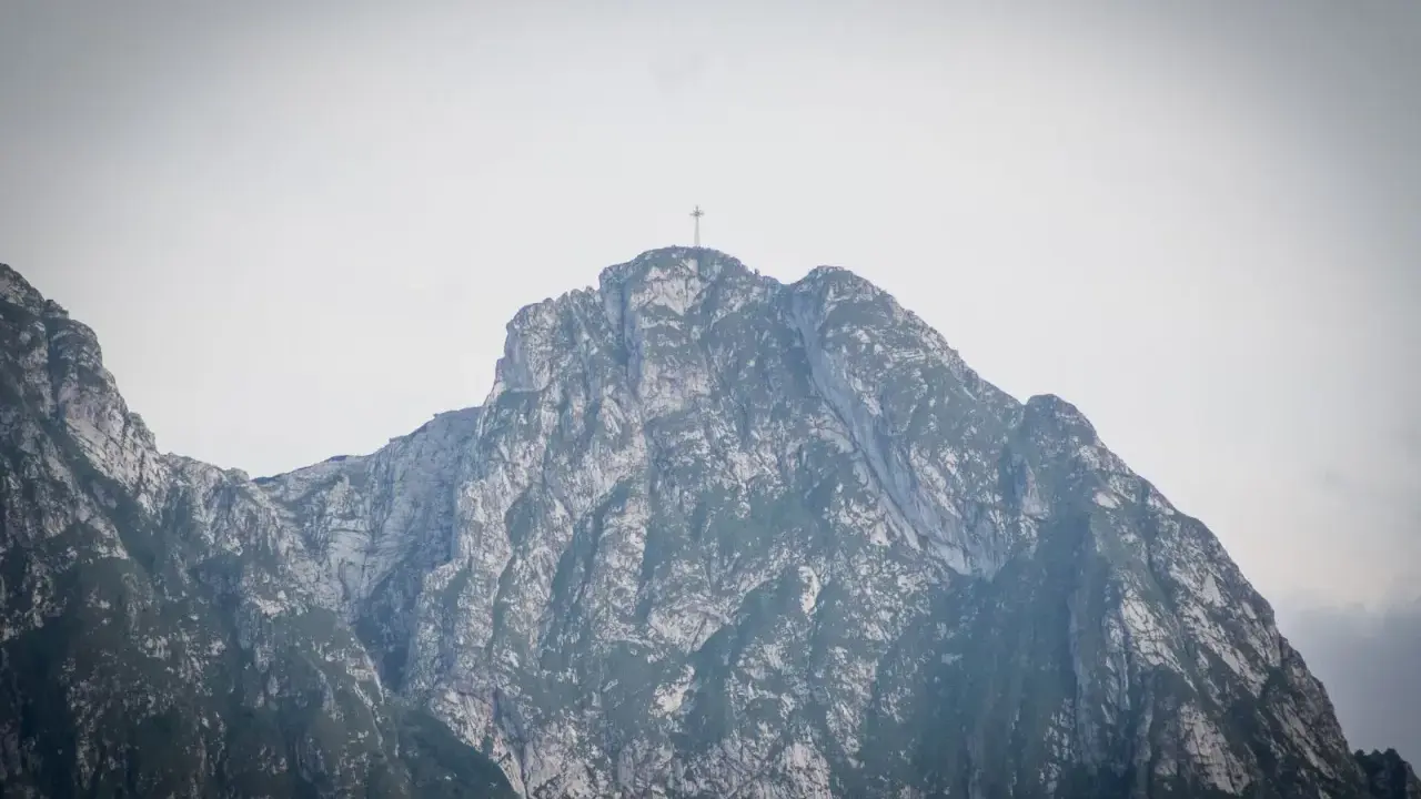Szczyt Giewontu z krzyżem, majestatyczna góra w Tatrach. To jest topr, co to za widok!