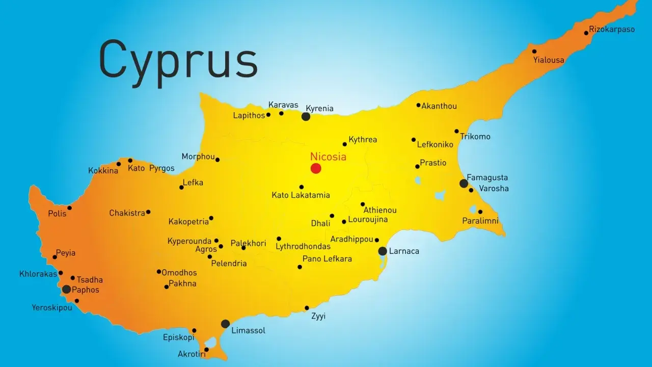 Mapa Cypru z zaznaczonymi miastami. Pokazuje rozmieszczenie ludności i potencjalne punkty zapalne, odzwierciedlając złożoną cypr sytuacja polityczna.