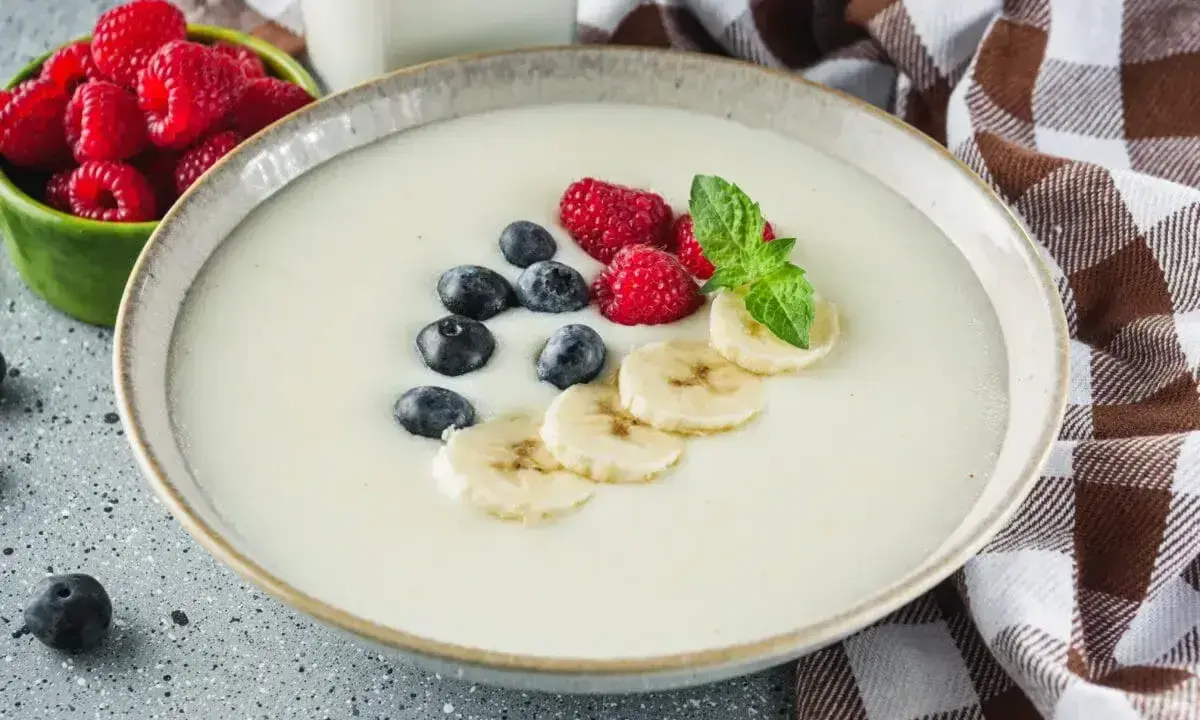 Pyszna kasza manna na mleku z malinami, borówkami i bananem. Idealne śniadanie dla każdego.