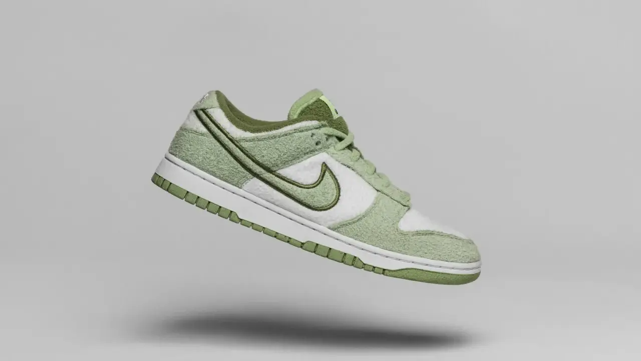 Miętowe Nike Dunk Low z fakturowaną cholewką, białe panele i zielone logo. Sprawdź unikalny nike numer seryjny.