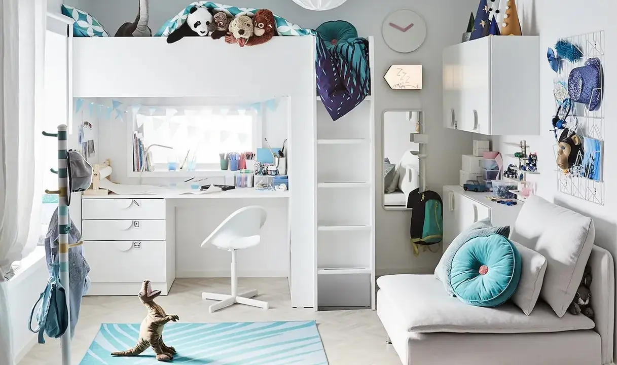 Mały pokój dziecięcy inspiracje: łóżko piętrowe, biurko, sofa, pluszaki i dinozaur tworzą przytulną przestrzeń do zabawy i nauki.