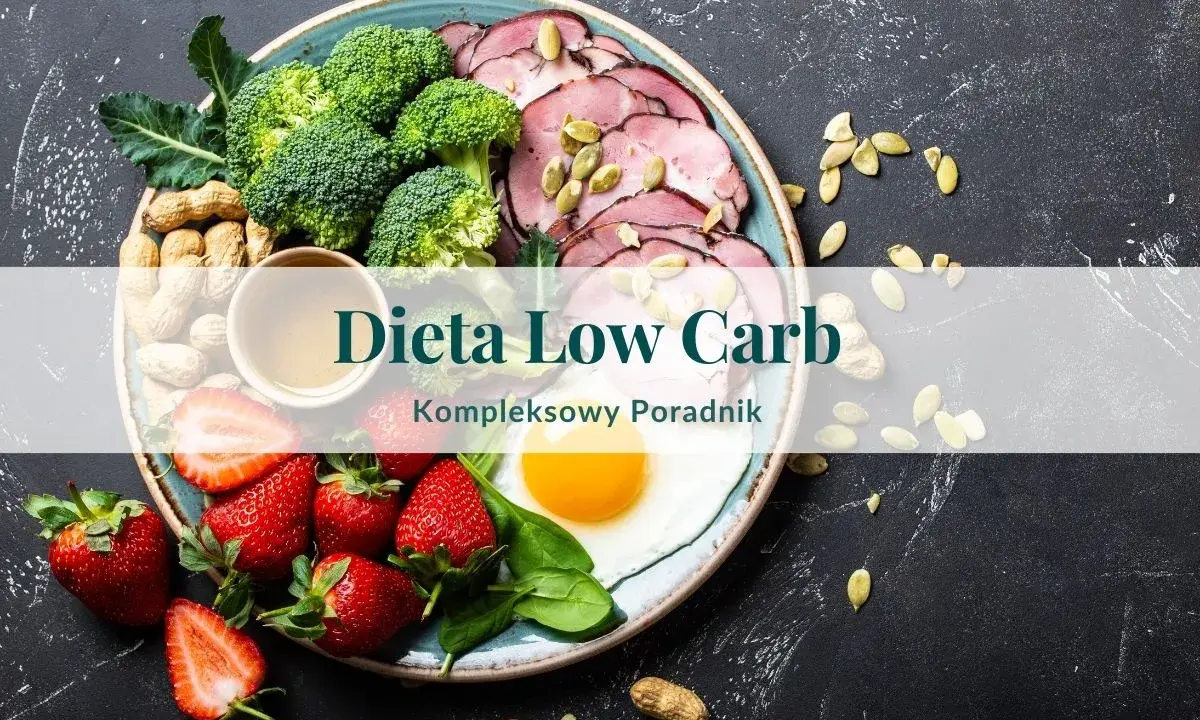 Talerz z jedzeniem low-carb: brokuły, wędlina, jajko sadzone, truskawki, orzeszki.