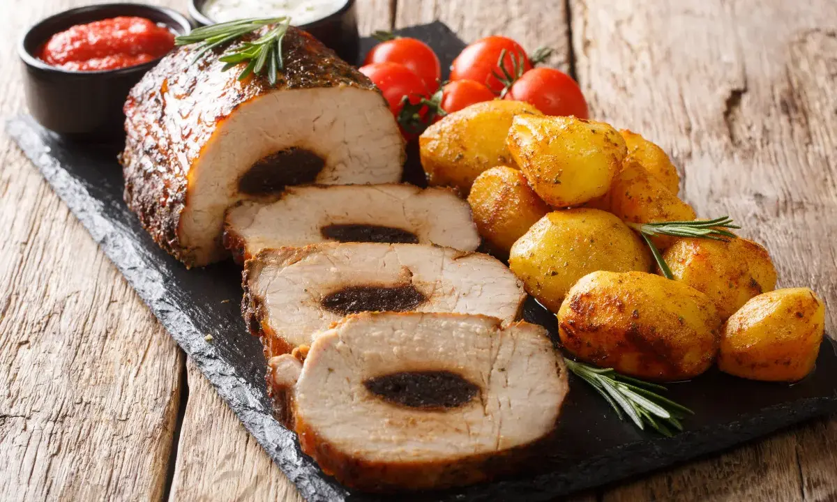 Pyszny schab ze śliwką, pieczone ziemniaczki, pomidorki i sosy. Idealny obiad!