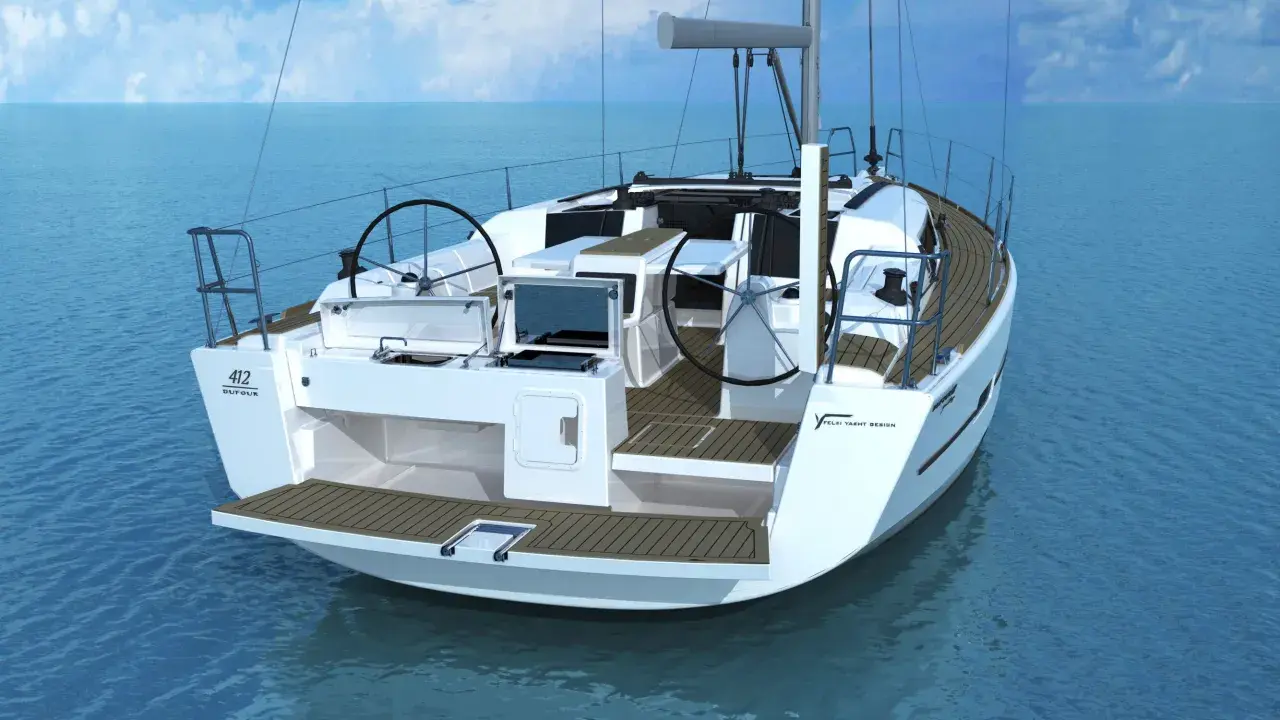 Le voilier Dufour Duo 26, prêt pour l'aventure, navigue sur une mer calme.