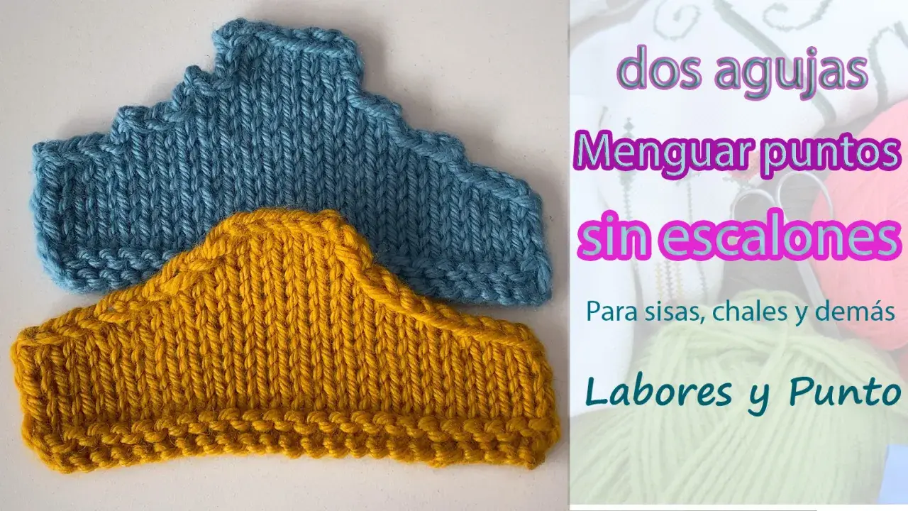 Dos muestras tejidas con puntos para tejer, una azul y otra amarilla, muestran cómo menguar puntos sin escalones para labores y punto.